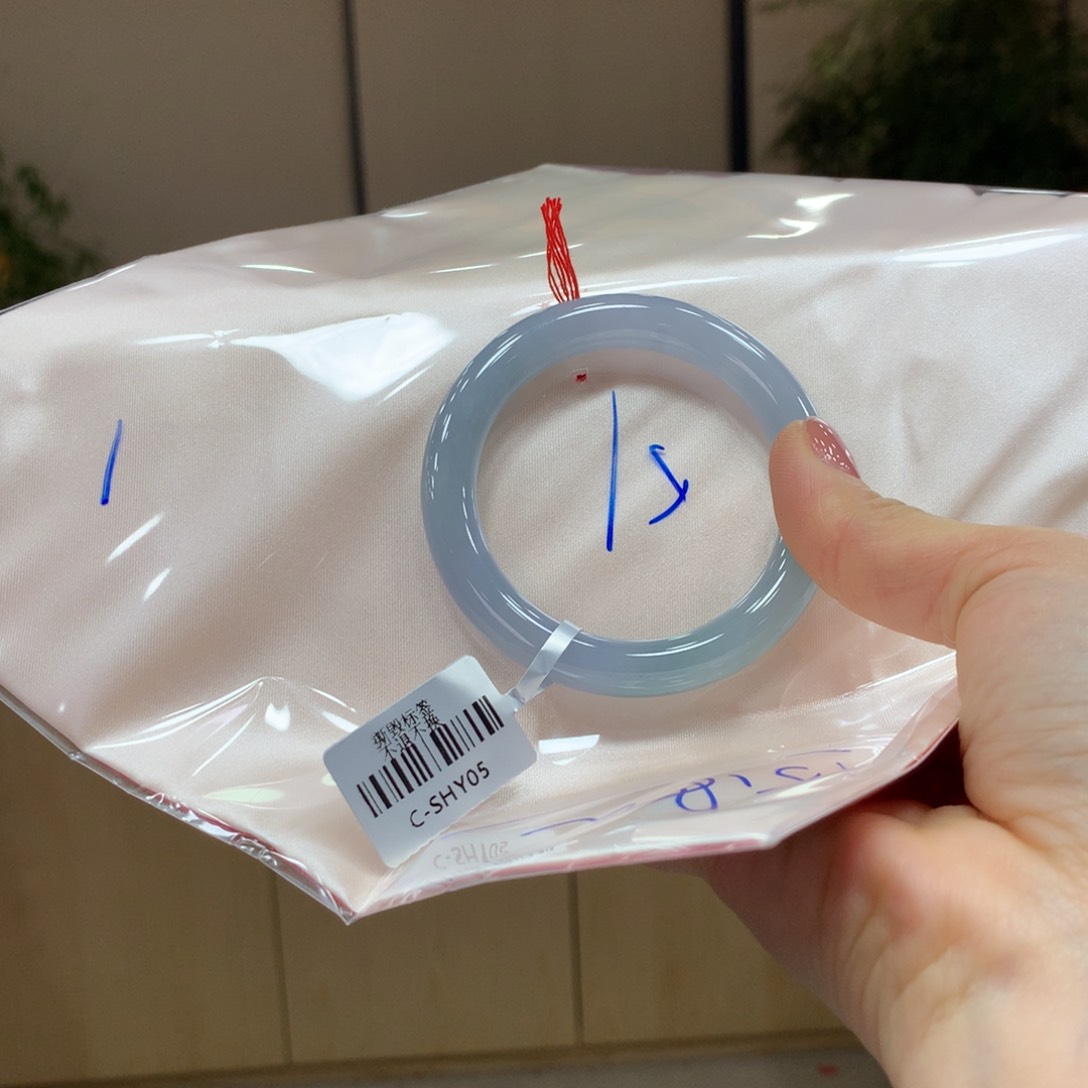 翡翠手镯未镶嵌不退不换