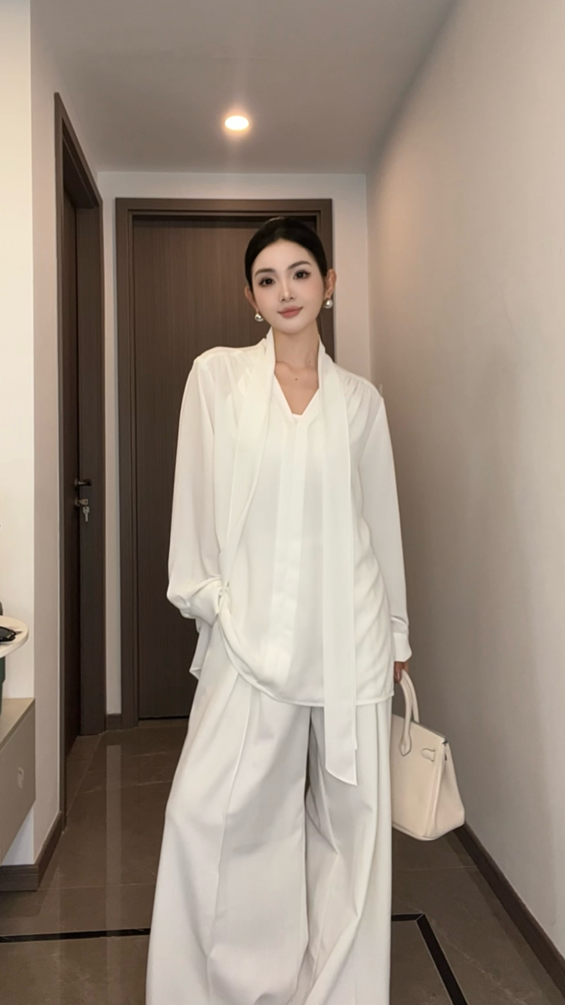 2025早秋新款白色v领衬衣时尚飘带衬衫女装设计感小众中长款上衣