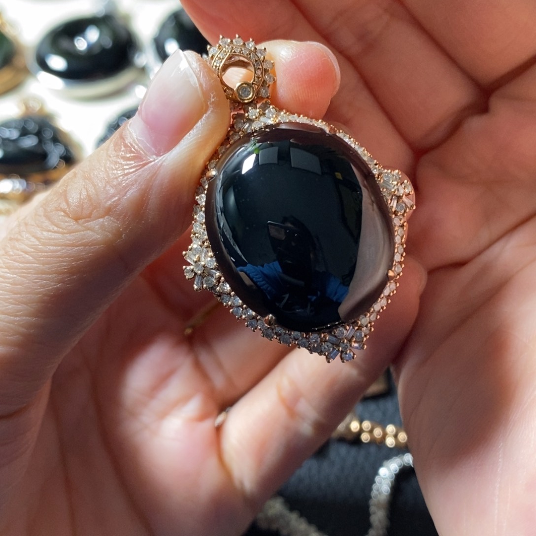 翡翠颈饰未镶嵌小*涂蛋面