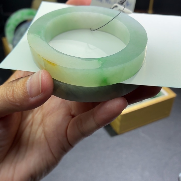 定制翡翠未镶嵌翡翠手镯