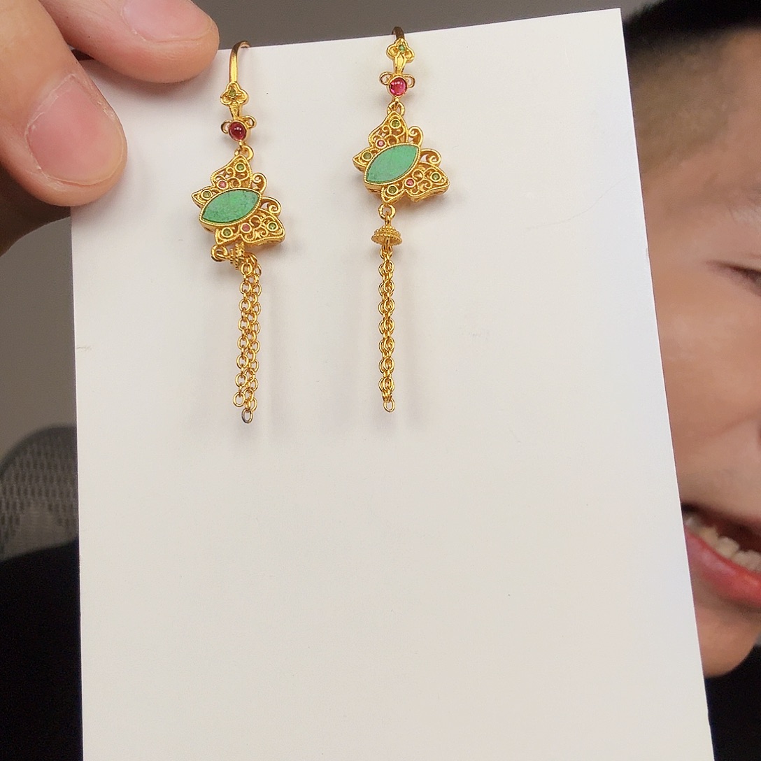 翡翠未镶嵌颈饰一对