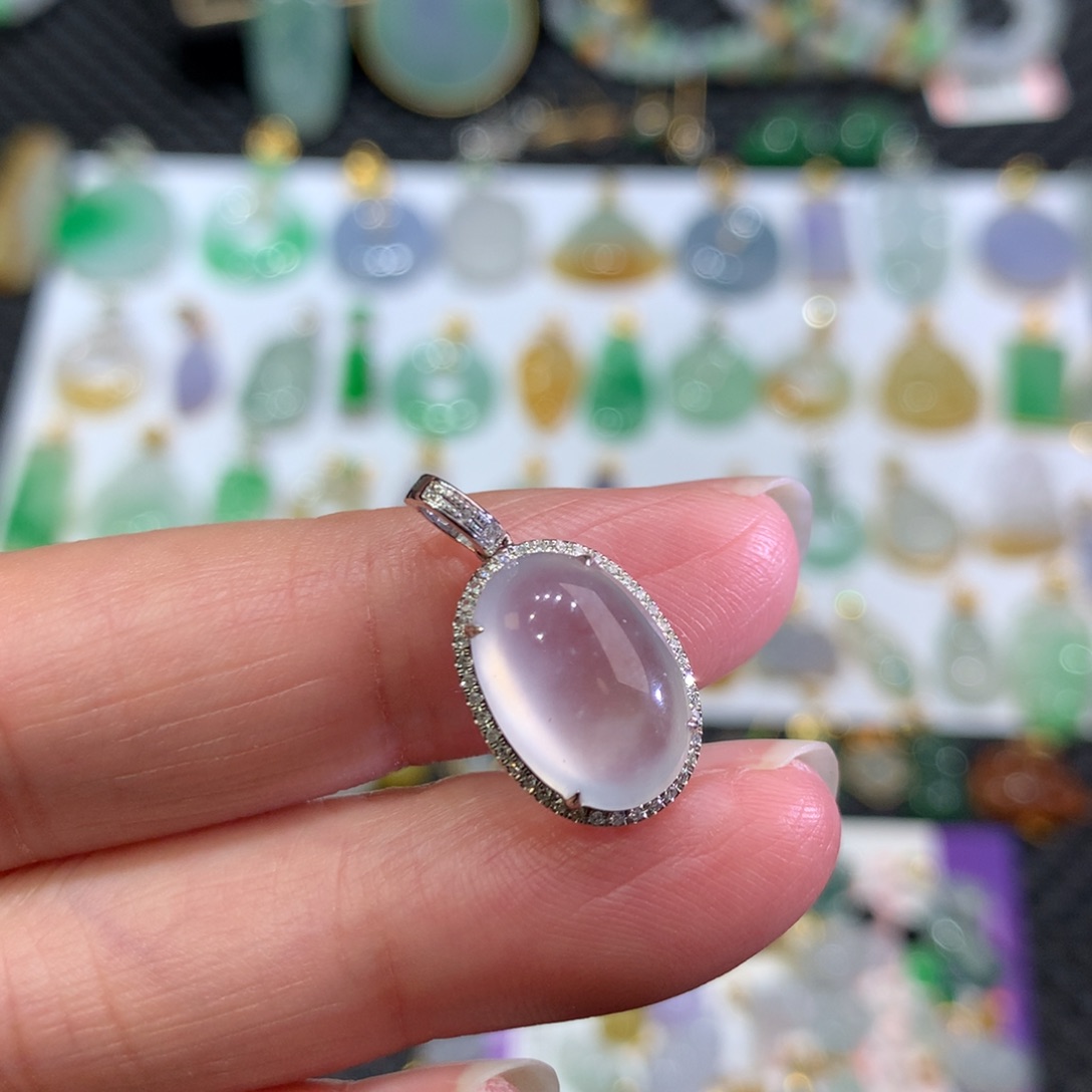 翡翠颈饰18K金镶嵌翡翠吊坠的未镶嵌