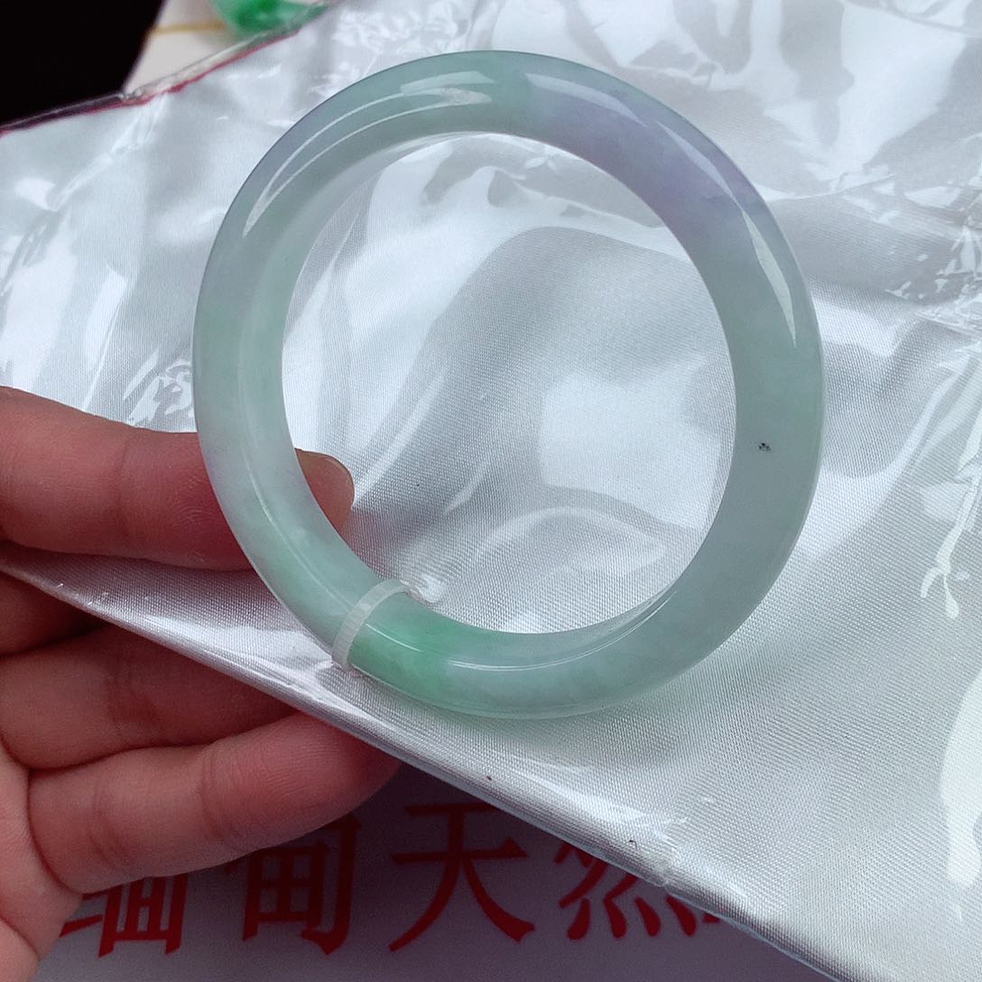 翡翠手镯未镶嵌翡翠