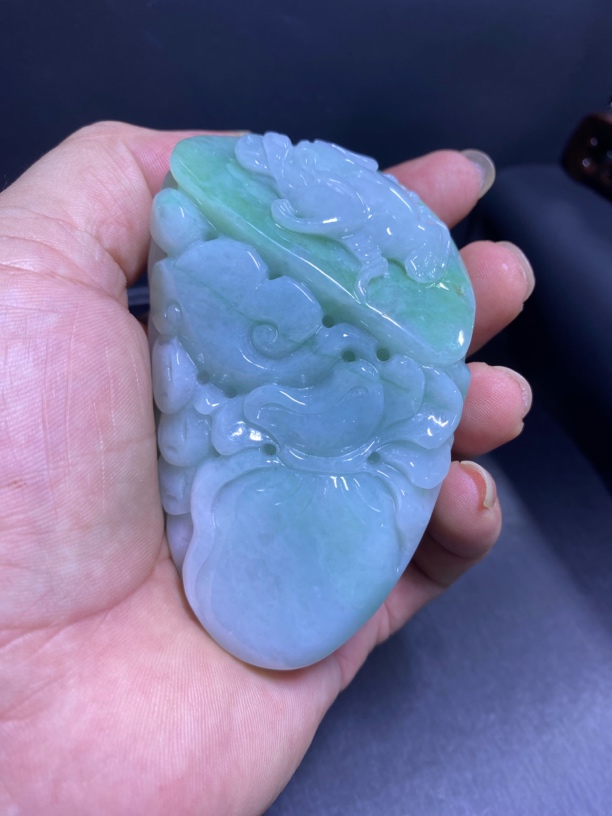 缅甸翡翠A货招财金蟾手把件精工巧雕冰润细腻，尺寸97-56-35