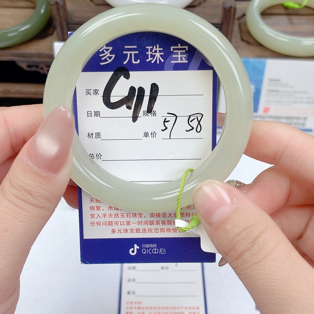 和田玉未镶嵌手镯