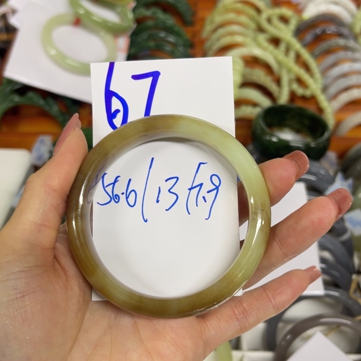 陌***沫和田玉未镶嵌手镯