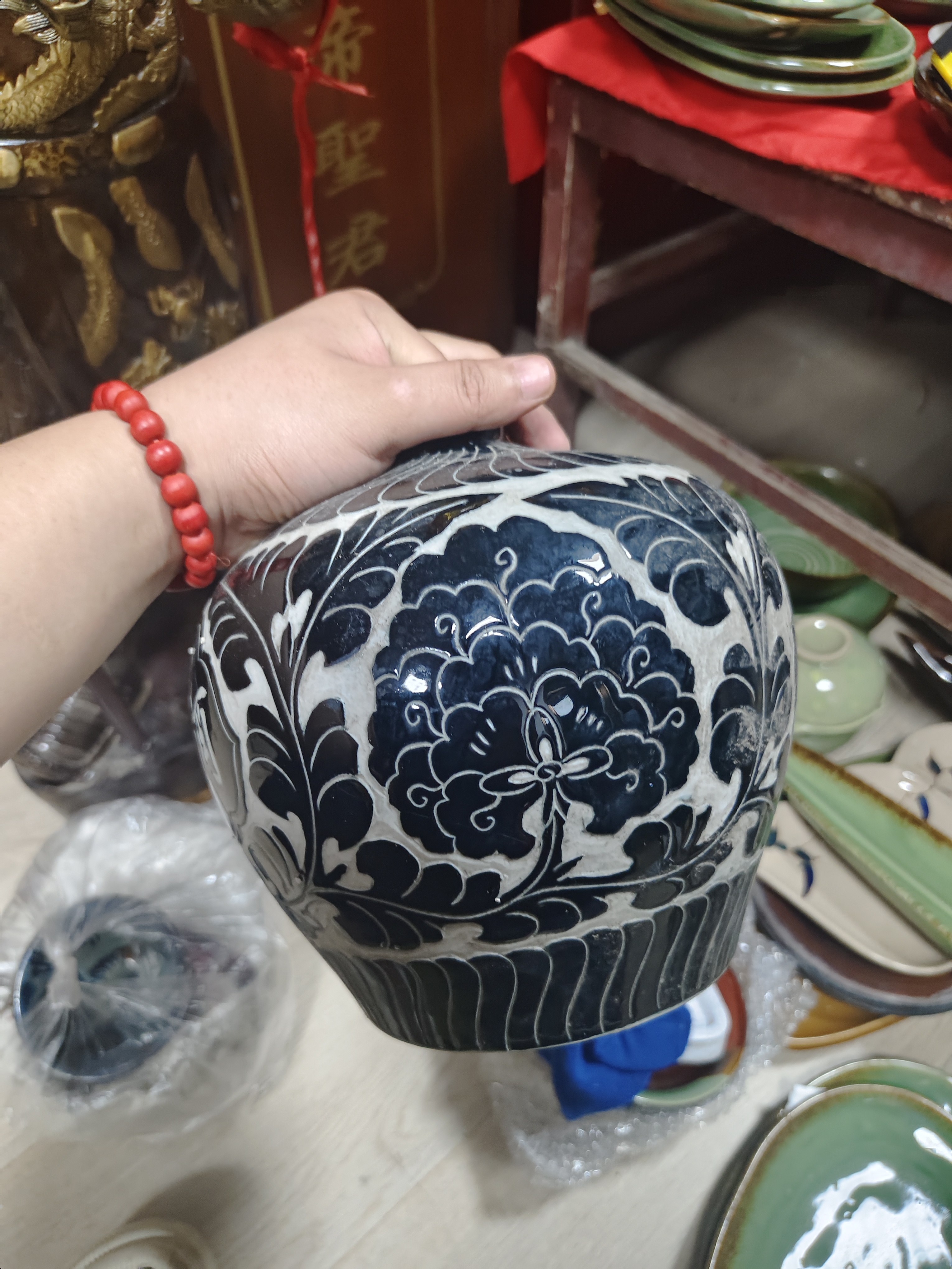 瓷黑刻花瓶子一个，高23公分