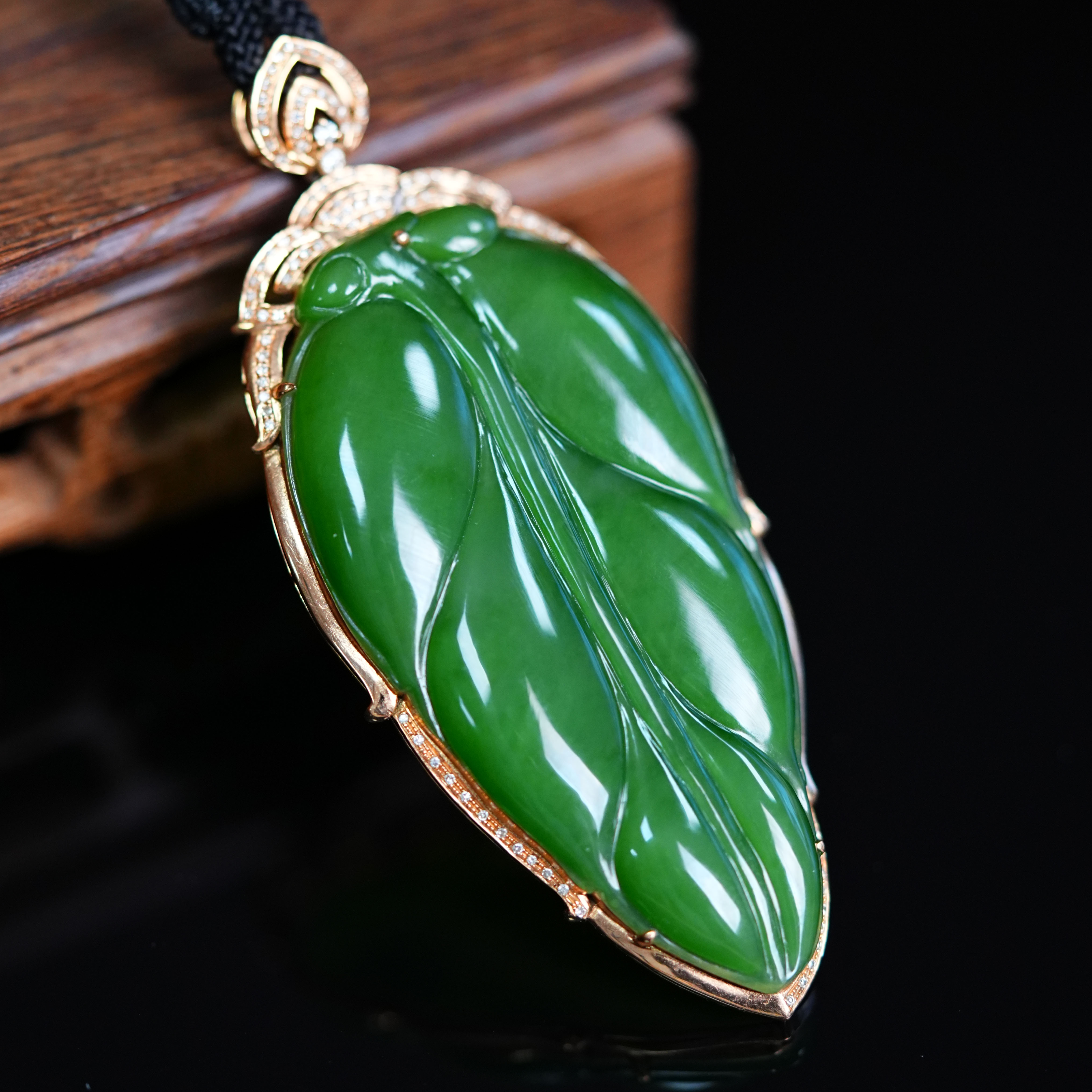 【大表姐珠宝】俄罗斯和田玉天然碧玉老料阳绿大叶子18K吊坠气质