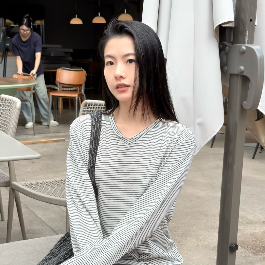 现货KIKS RABEKO 复古卷边V领细间条纹宽松舒适松弛长袖T恤打底衫