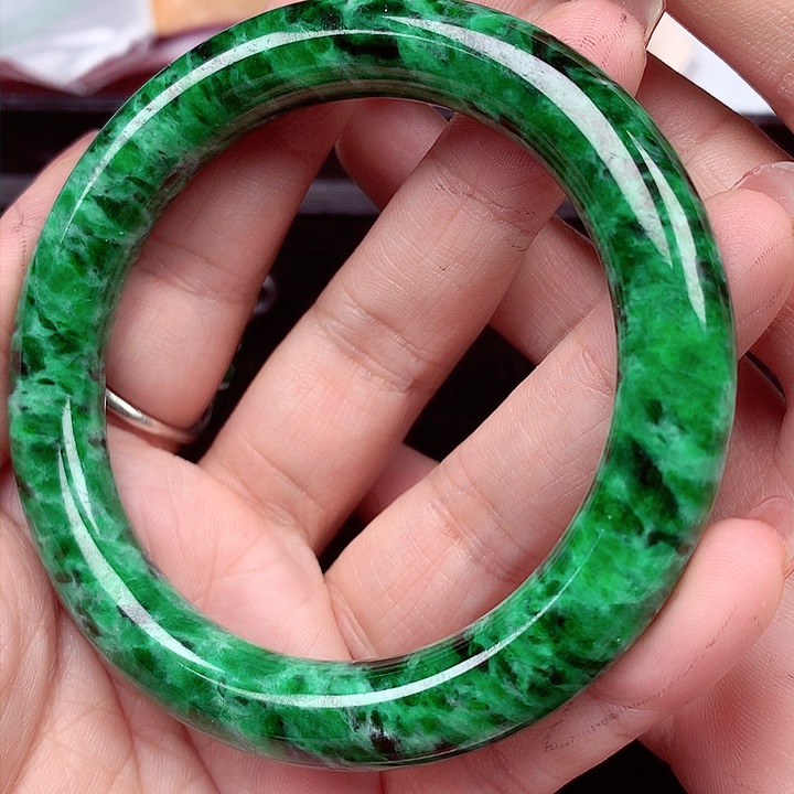 翡翠手镯未镶嵌翡翠