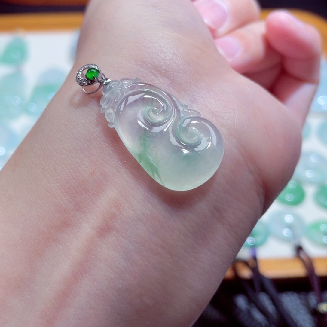 翡翠颈饰18K金镶嵌如意