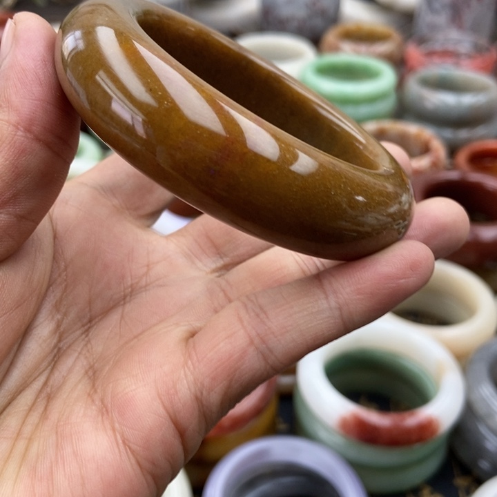 未镶嵌手镯石英岩玉特色