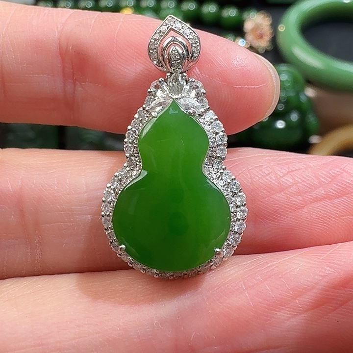 和田玉（碧玉）18K金镶嵌颈饰俄罗斯碧玉乌兰乌德果绿