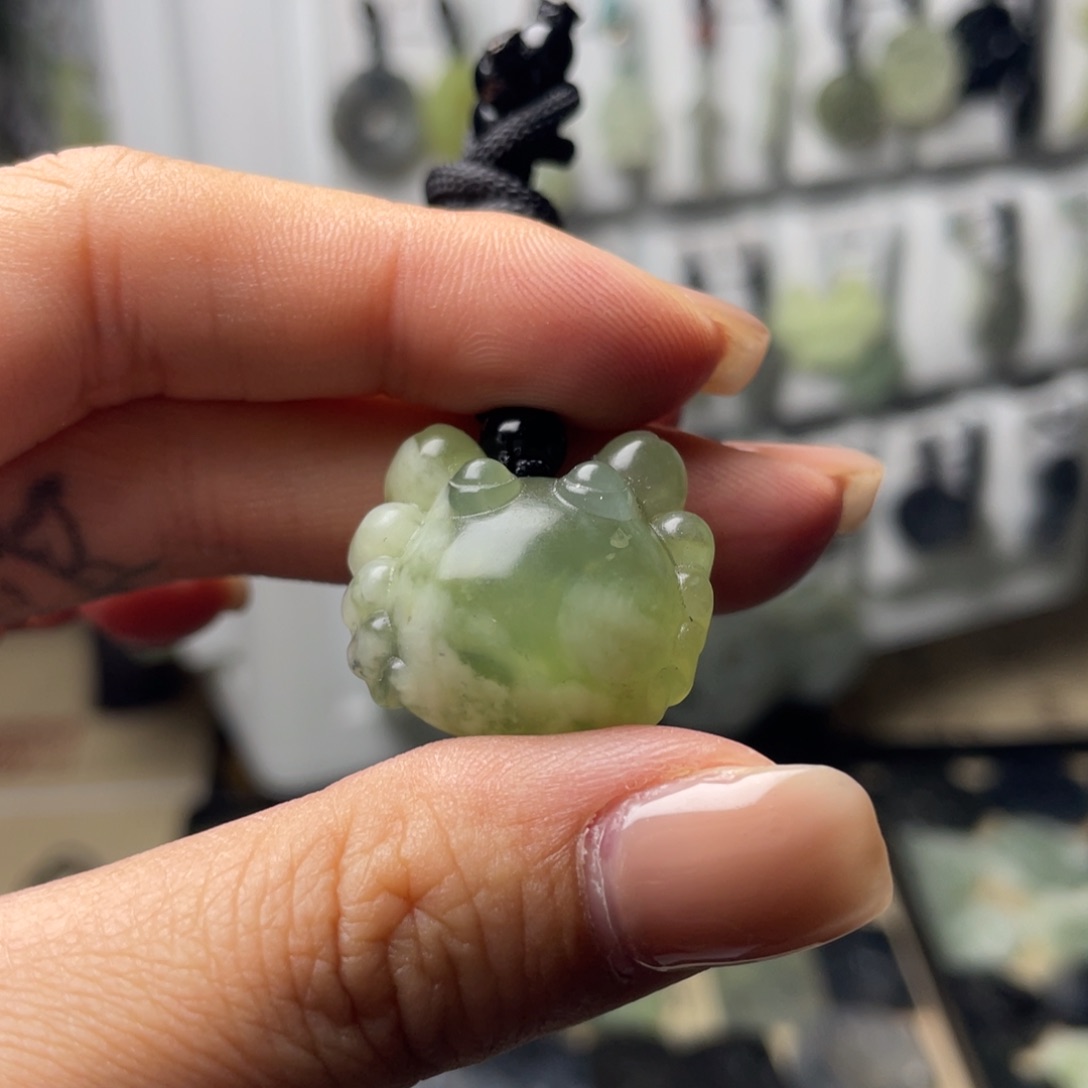 岫玉未镶嵌颈饰螃蟹