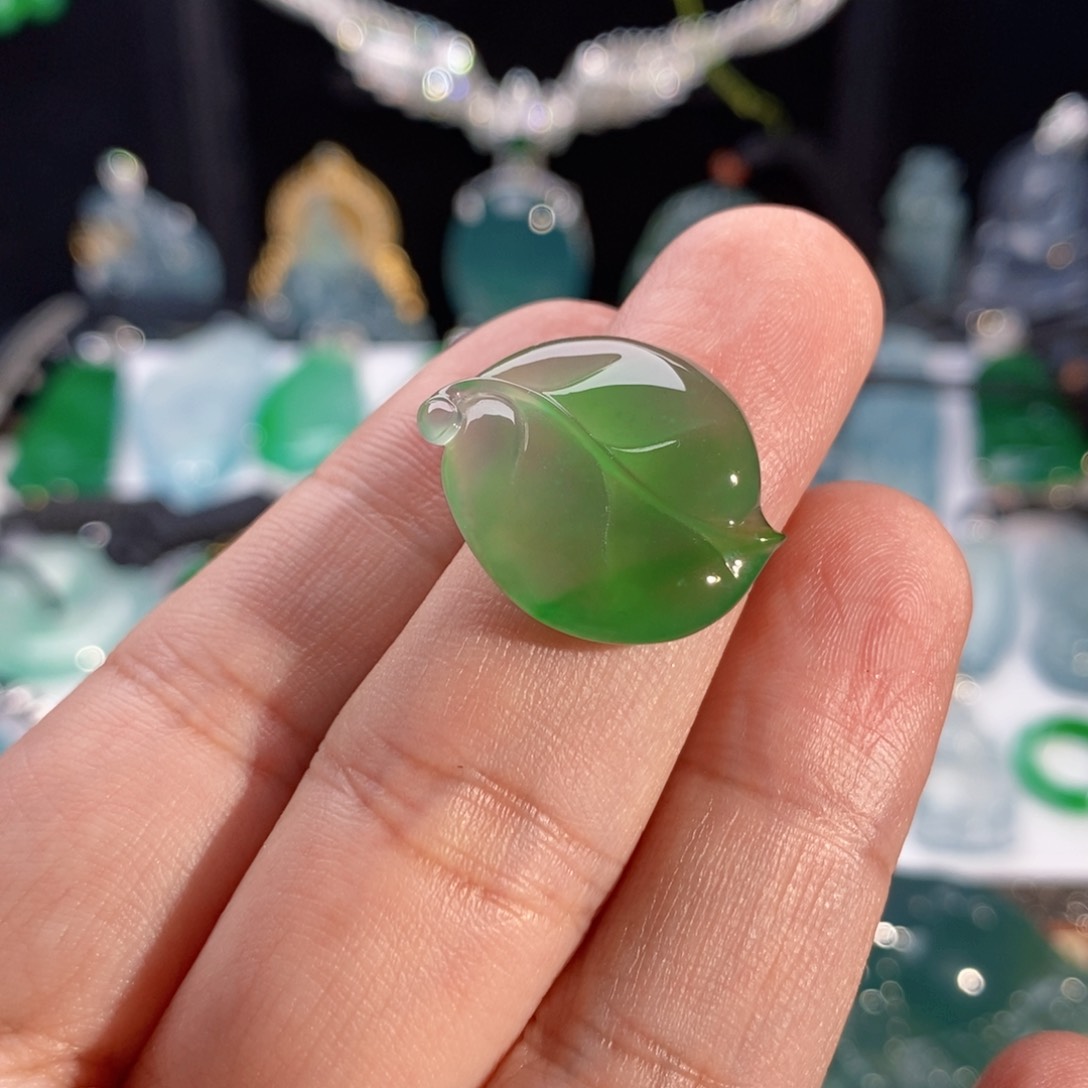 翡翠颈饰未镶嵌冰绿树叶