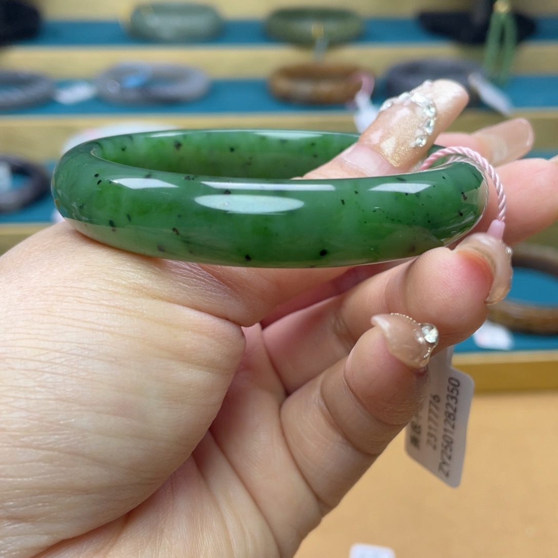 和田玉手镯58圈口。编号87未镶嵌