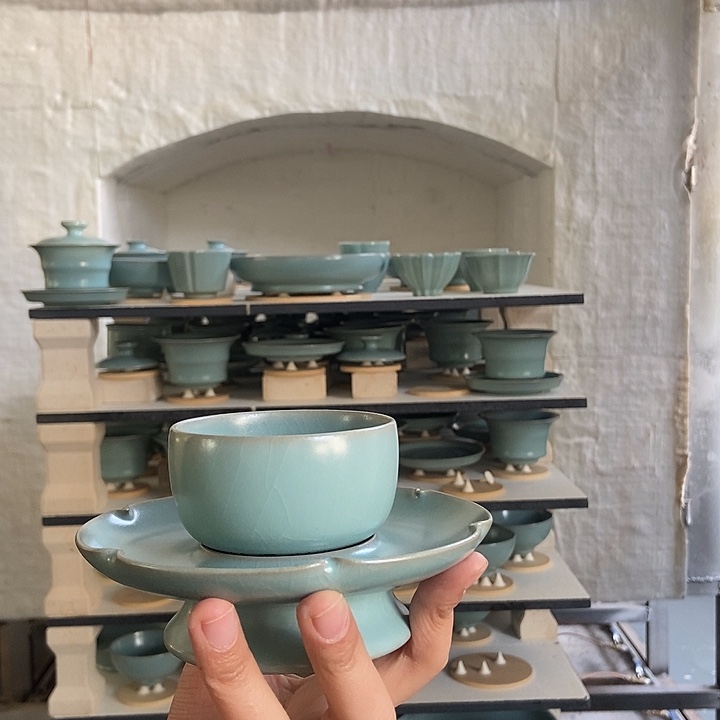 仿古天青釉葵瓣式盏托