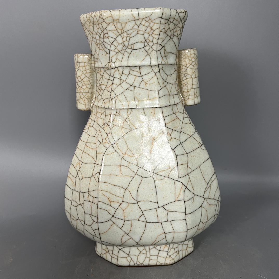 哥窑瓷器贯耳瓶摆件