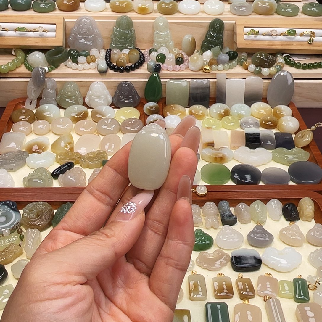 和田玉未镶嵌吊坠(赠链)