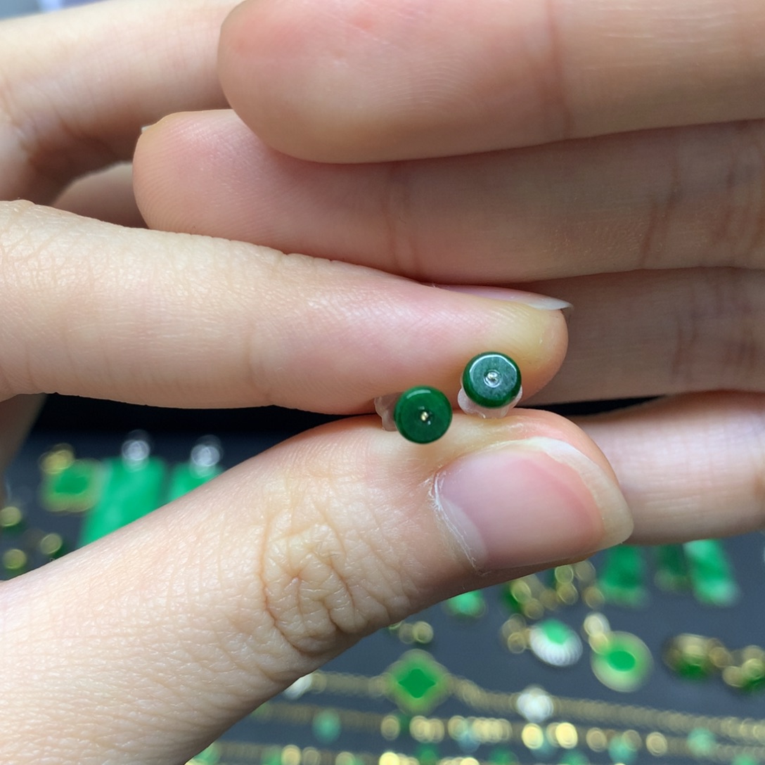 翡翠未镶嵌耳饰有纹裂