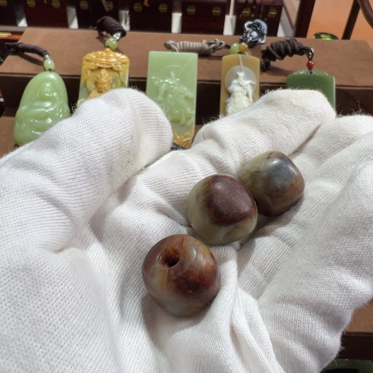 炫***火岫岩河磨玉（透闪石质玉）未镶嵌手链