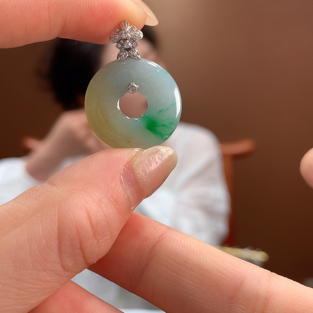 翡翠18K金镶嵌颈饰吊坠