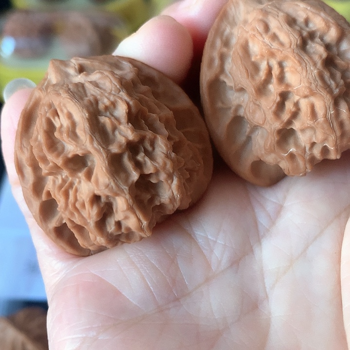 文玩核桃吊坠梨木台