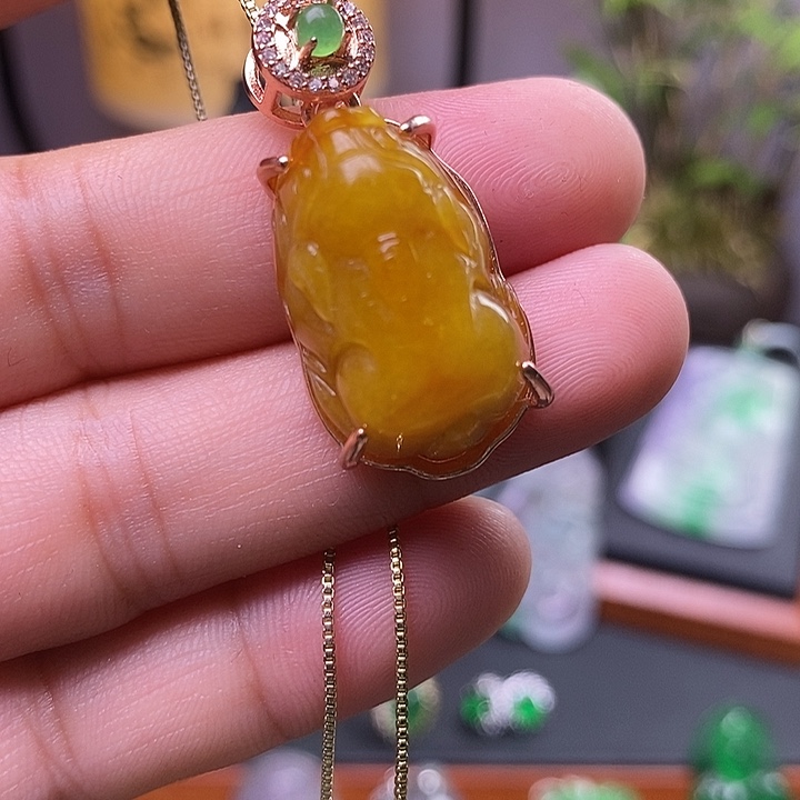 翡翠未镶嵌吊坠(赠链)