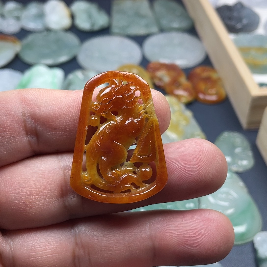 翡翠未镶嵌颈饰麒麟