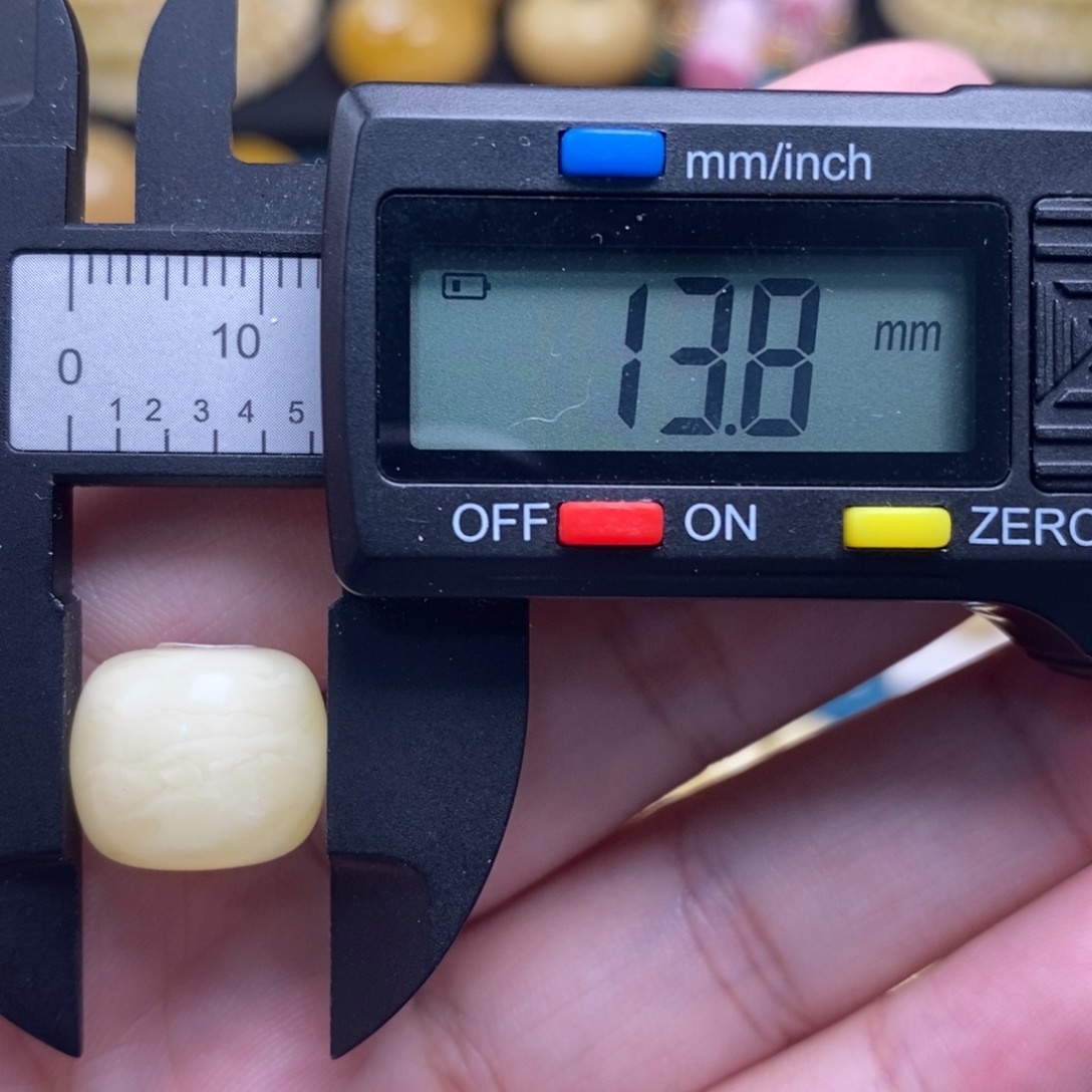 蜜蜡未镶嵌珠宝奇石