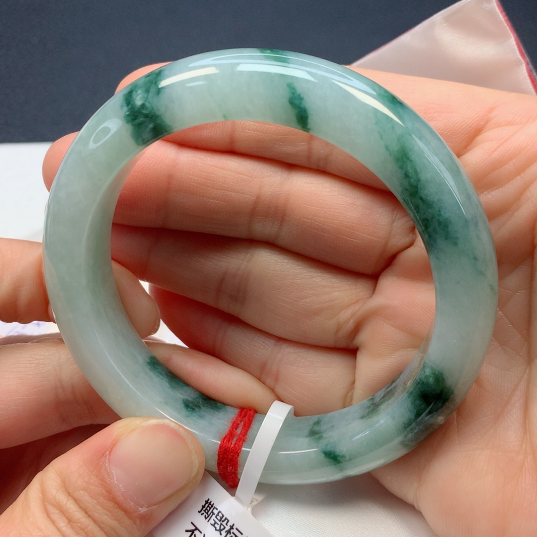 翡翠手镯未镶嵌56圈