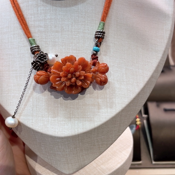 蛇纹石玉颈饰未镶嵌