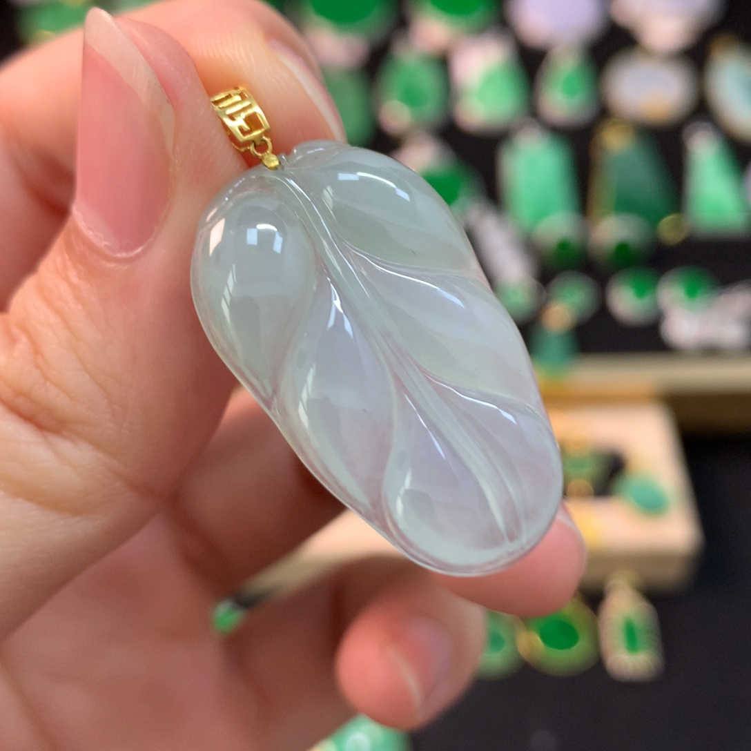 翡翠18K金镶嵌颈饰叶子