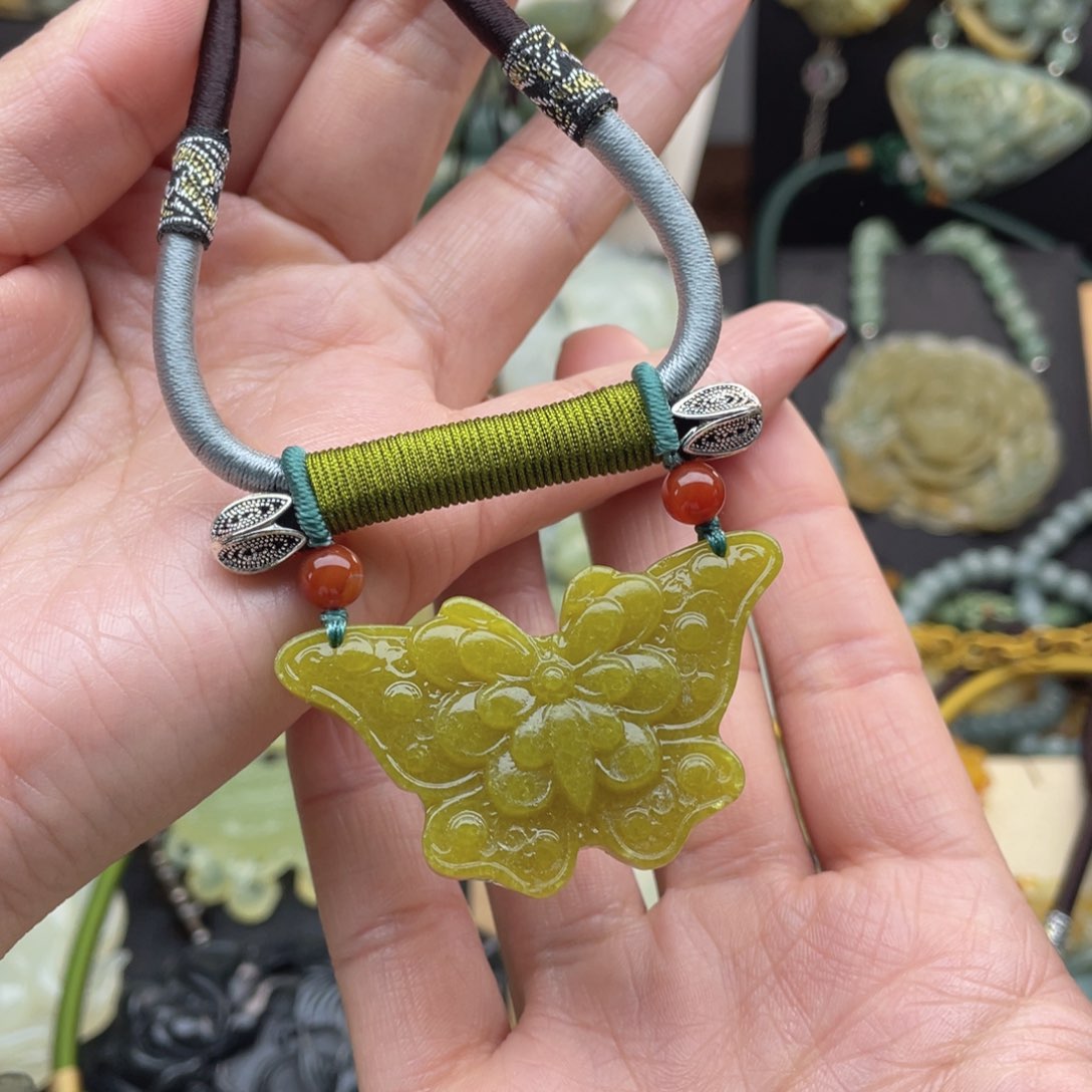 蛇纹石玉颈饰未镶嵌