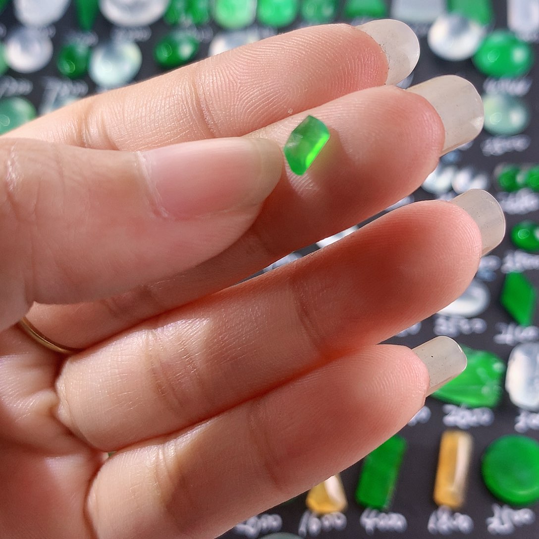 【闪购商品】翡翠颈饰未镶嵌木那切割