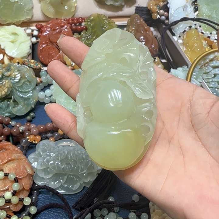 蛇纹石玉吊坠未镶嵌