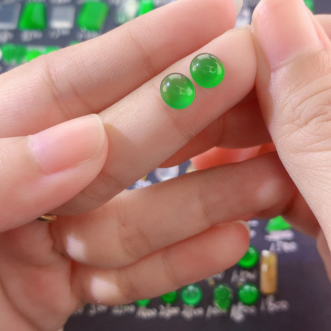 【闪购商品】颈饰未镶嵌翡翠木那绿蛋一对