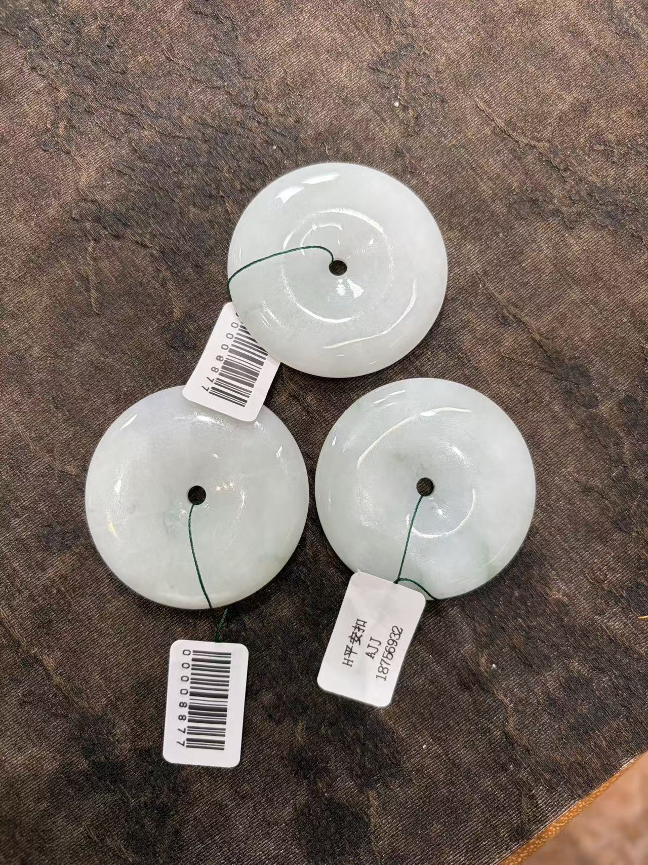 天然缅甸A货翡翠（卡45平安扣）多样性发其一