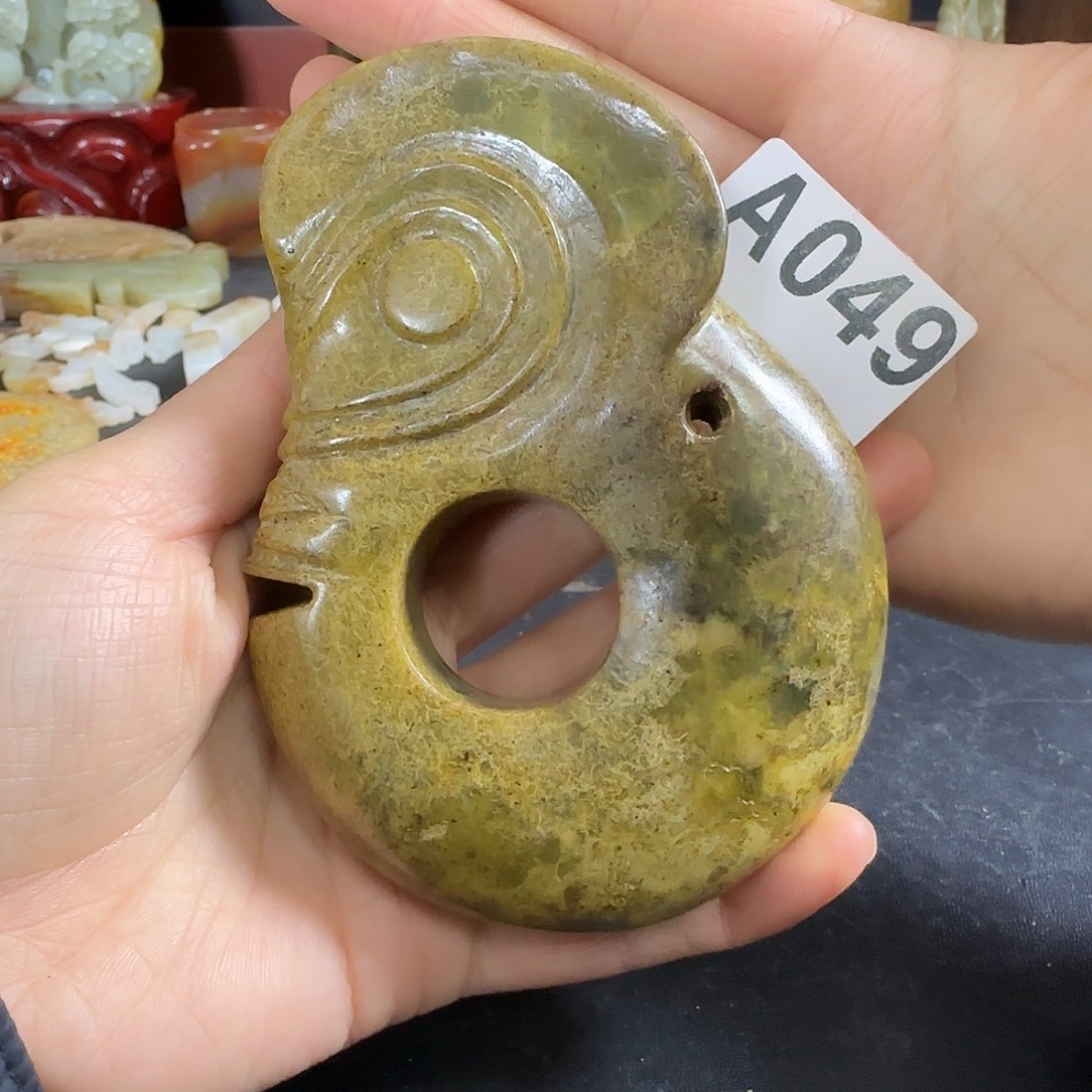 透闪石质玉未镶嵌挂件