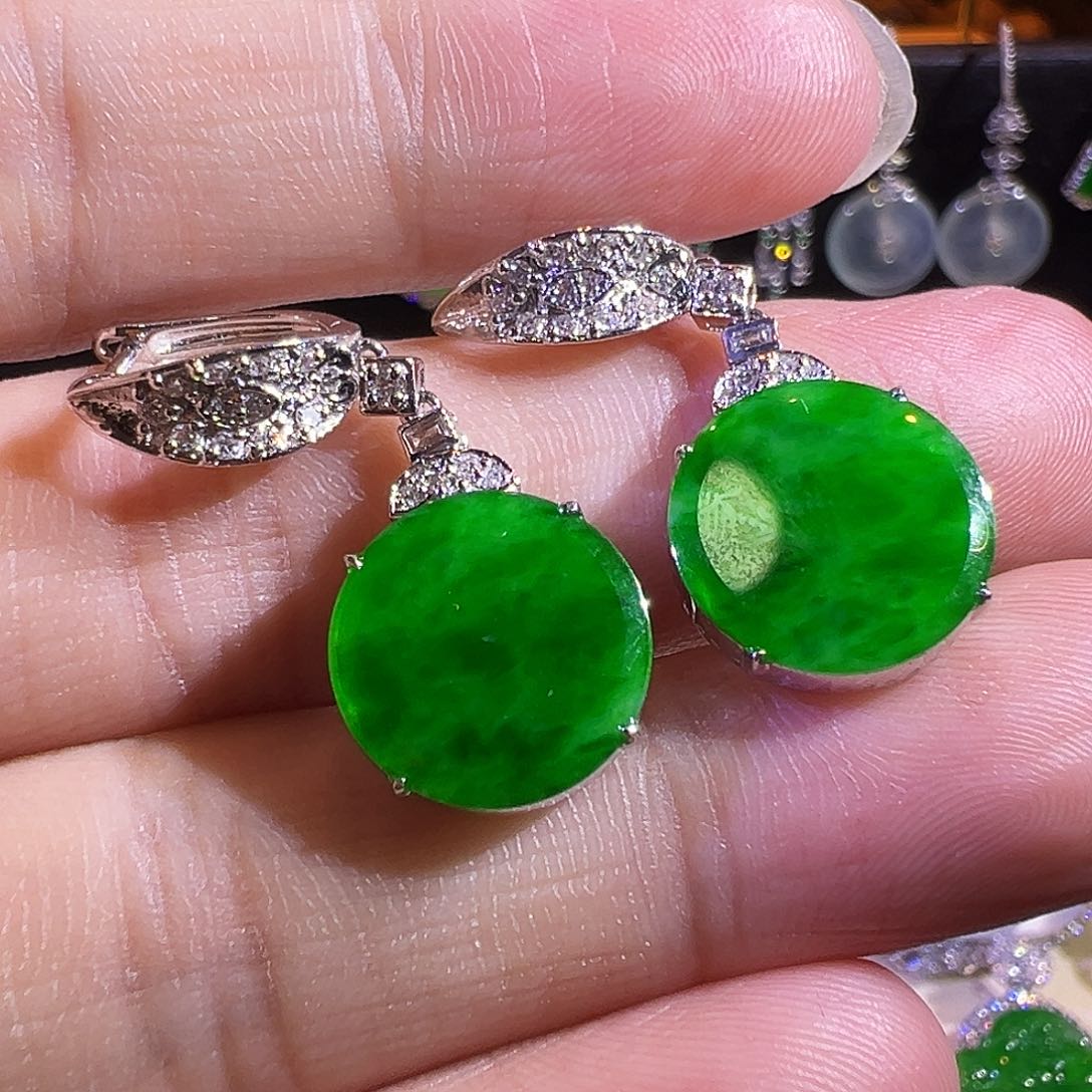 翡翠耳饰18K金镶嵌满绿辣色圆牌