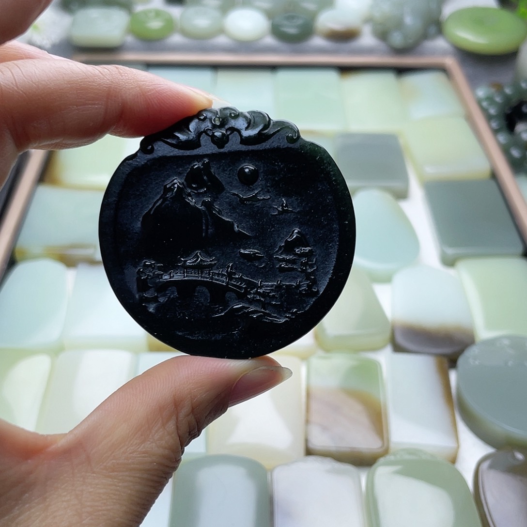 颈饰未镶嵌和田玉（糖玉）