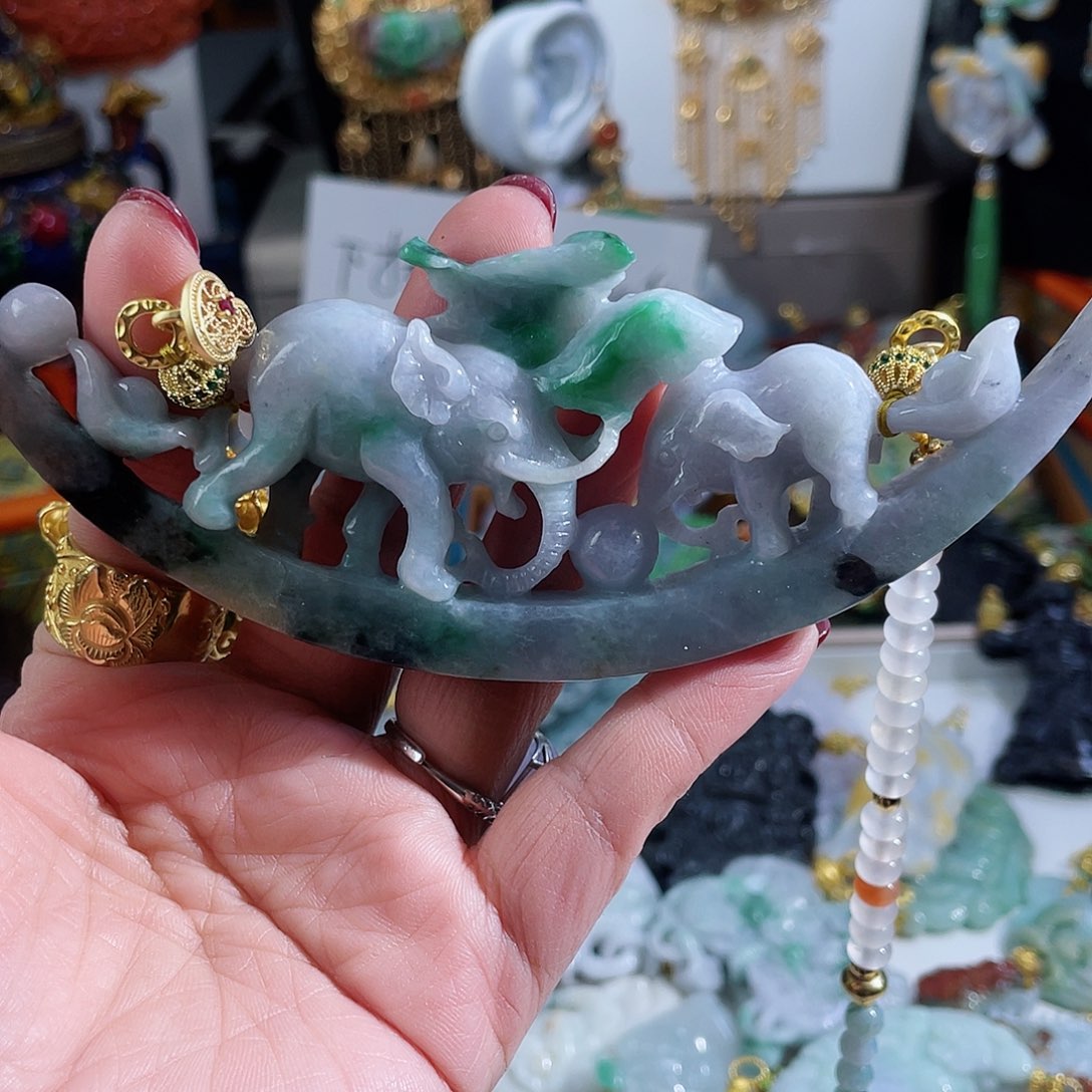 翡翠颈饰未镶嵌菠**多翡翠大象弯弯