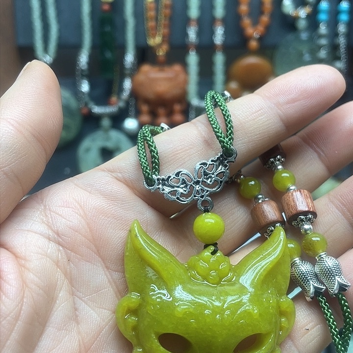 未镶嵌蛇纹石玉颈饰