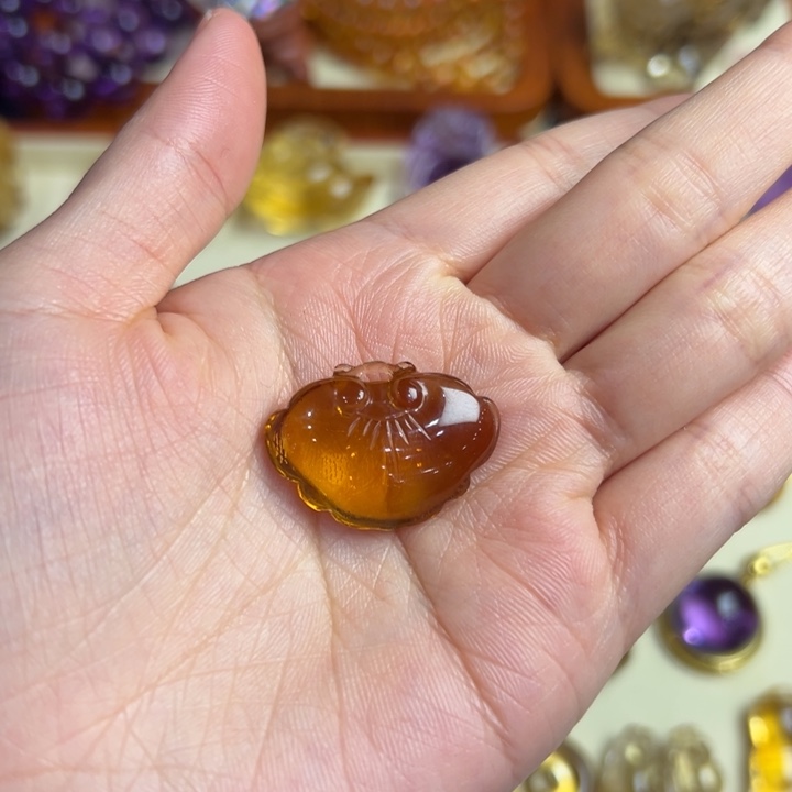 水晶吊坠(赠链)未镶嵌充****?