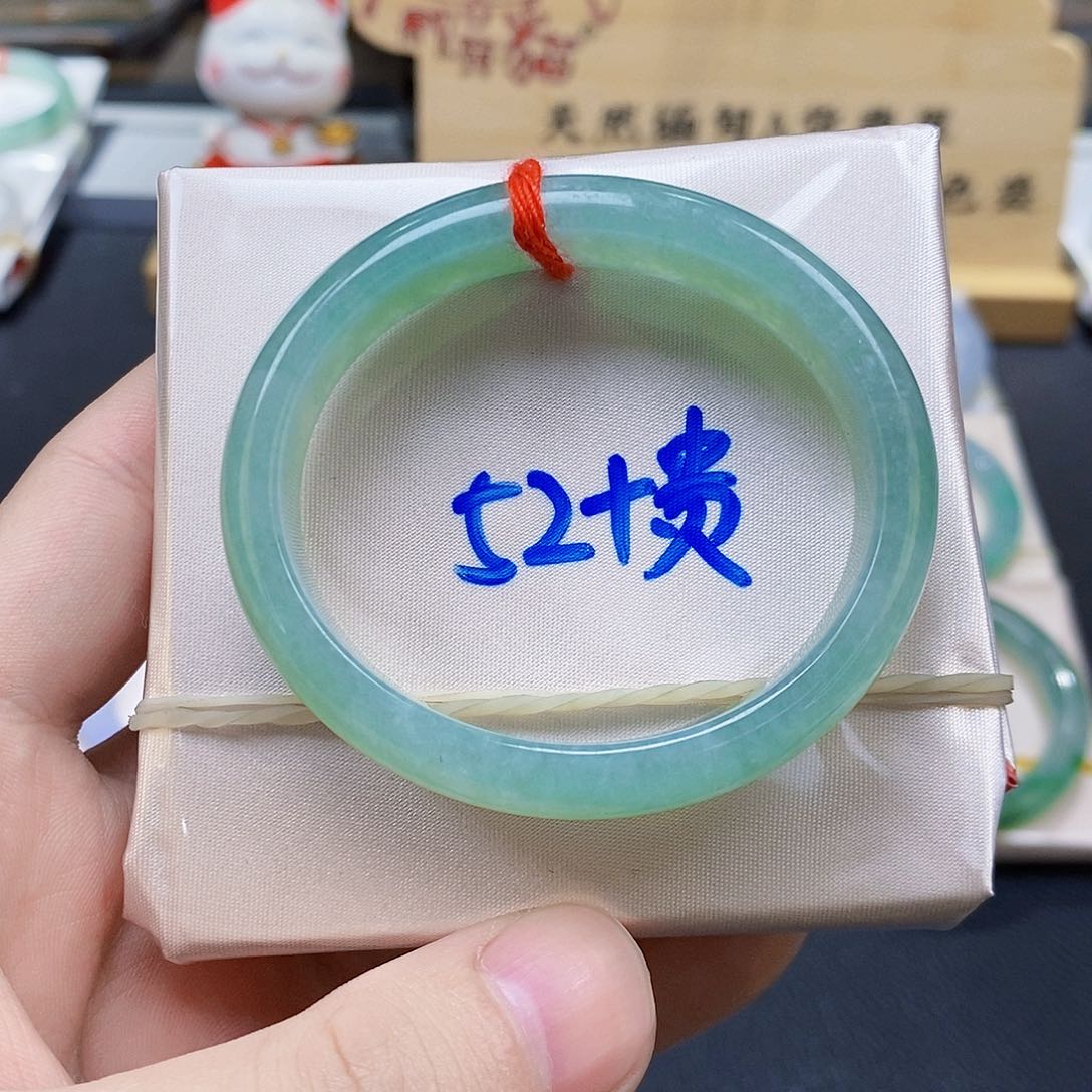 翡翠手镯未镶嵌翡翠手镯