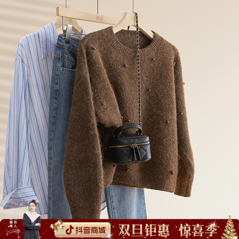 她池2025冬装新款女装钉珠圆领落肩长袖短款宽松款毛衣T54X8346M