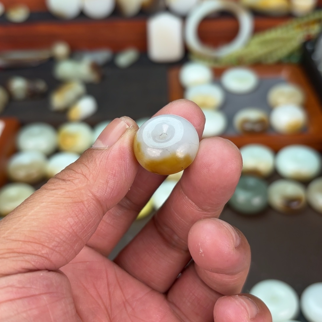 和田玉（糖玉）颈饰未镶嵌咿***哟