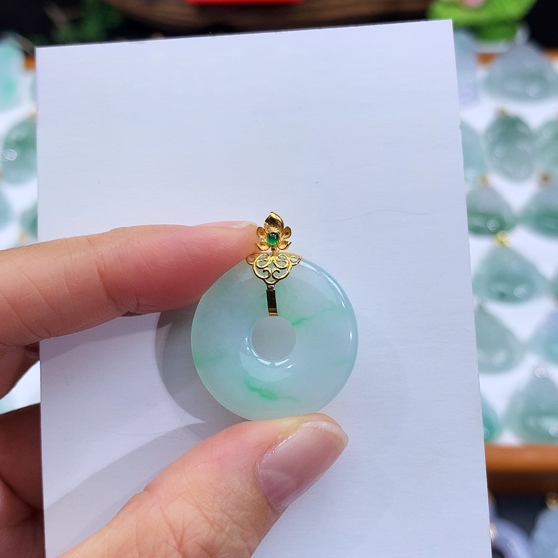 翡翠18K金镶嵌颈饰翡翠吊坠