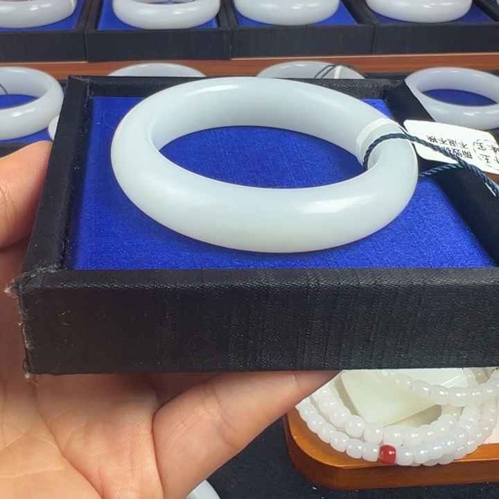 J****和田玉未镶嵌手镯