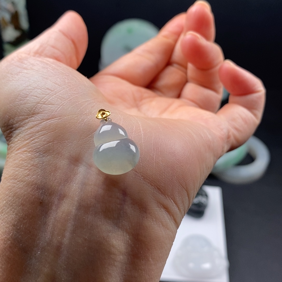 家***秀翡翠18K金镶嵌颈饰